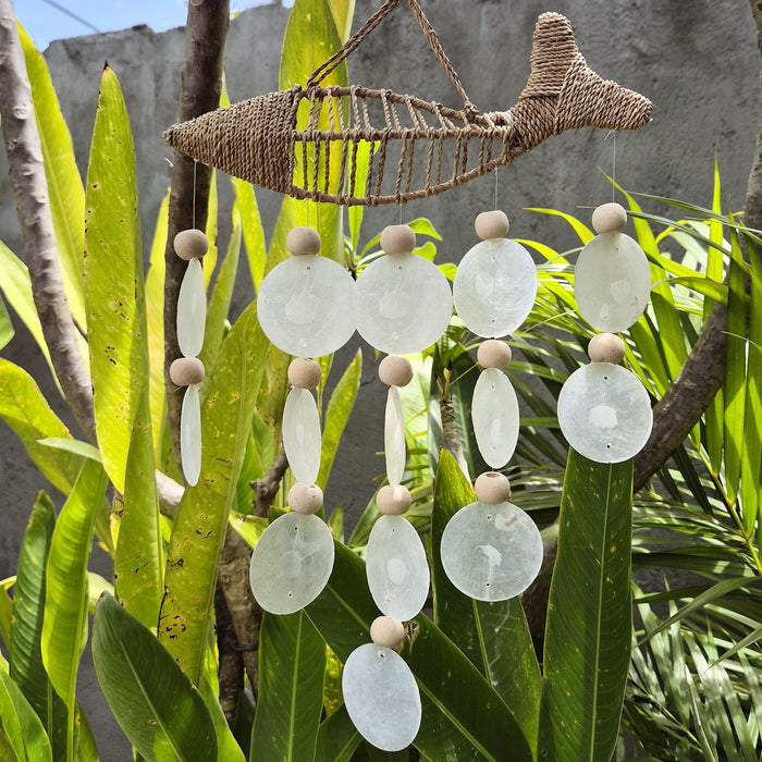 Capiz-Muschel-Windspiel mit Bastfisch – 5 Stränge, Natur