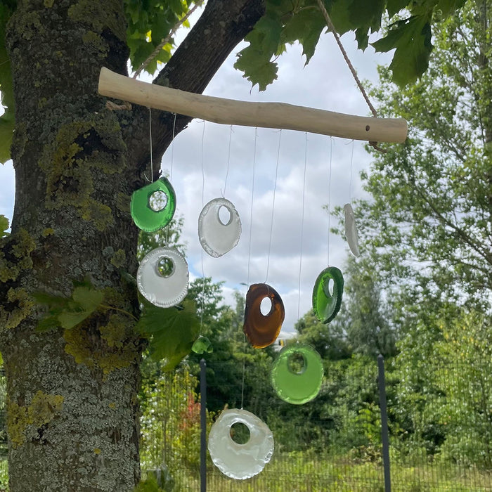 Windspiel aus recyceltem Glas und Treibholz - Flaschenböden