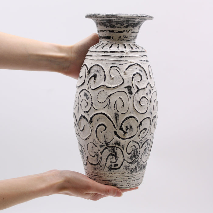 Zierliche Keramikvase – Wirbel, Cremefarben