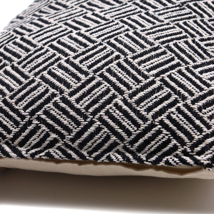 Klassischer Kissenbezug aus Baumwolle – Criss-Cross, Schwarz