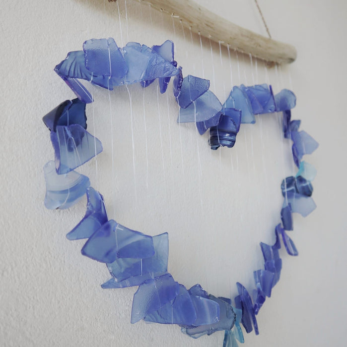 Windspiel aus recyceltem Glas und Treibholz – Herz, Blau