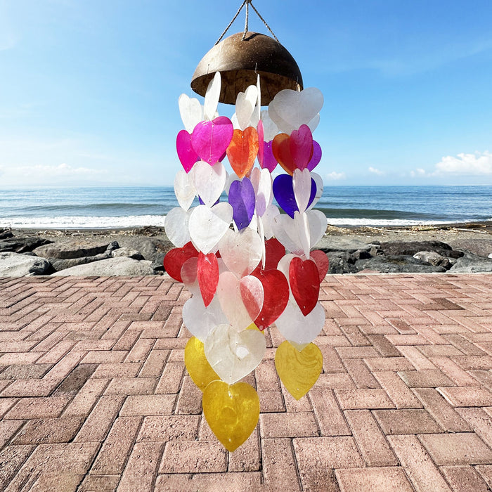 Capiz-Muschel- und Kokosnuss-Windspiel – Große Herzen