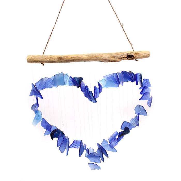 Windspiel aus recyceltem Glas und Treibholz – Herz, Blau
