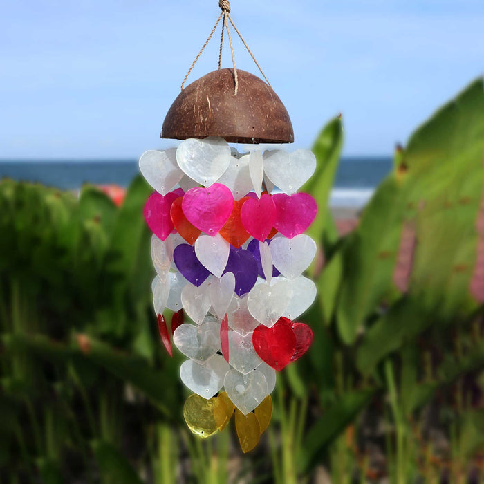 Capiz-Muschel- und Kokosnuss-Windspiel – Große Herzen