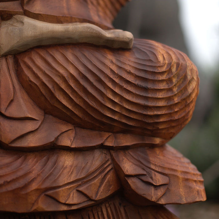 Geschnitzte Buddha-Statue aus Holz, das Juwel haltend – 60cm