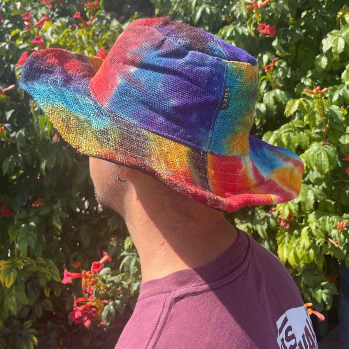 Geflickter und verdrahteter Hanf- & Baumwoll-Boho-Festivalhut – Batik