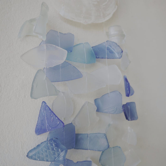 Capiz-Muschel- & Glas-Windspiel – Blau & Weiß