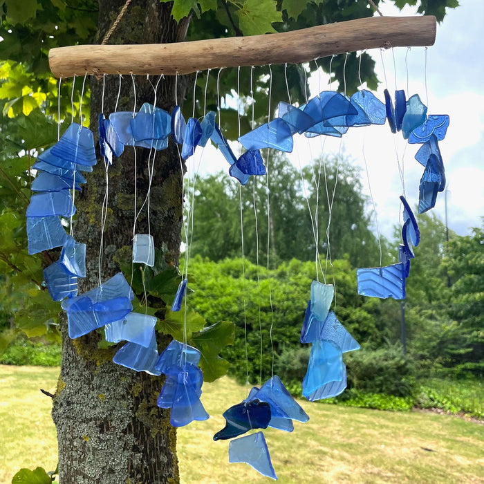 Windspiel aus recyceltem Glas und Treibholz – Herz, Blau