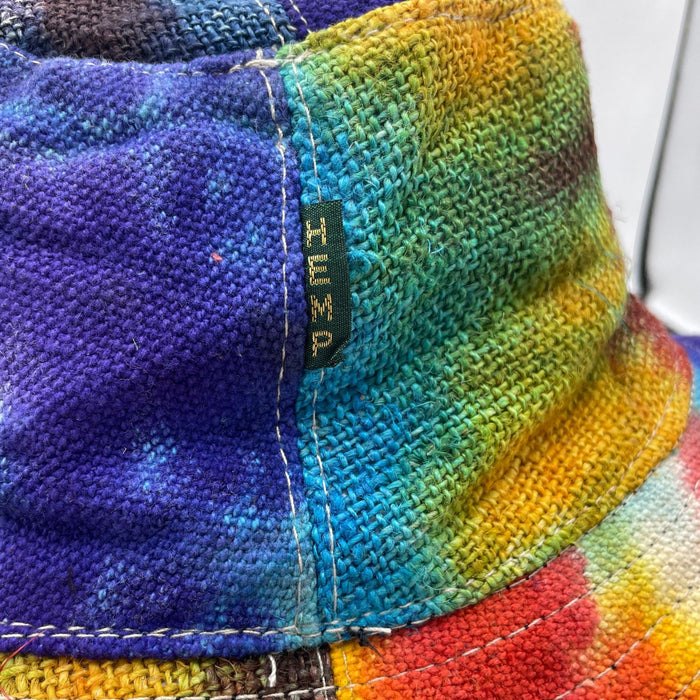 Geflickter und verdrahteter Hanf- & Baumwoll-Boho-Festivalhut – Batik