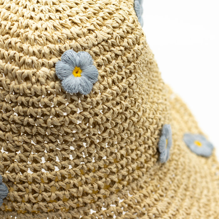 Schlapphut mit Stroh und blauen Blüten