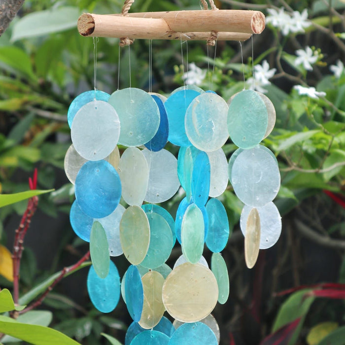 Windspiel aus Capiz-Muscheln und Treibholz – Blau & Perlmutt-Effekt