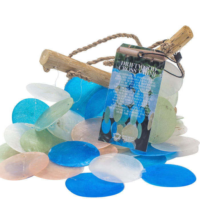 Windspiel aus Capiz-Muscheln und Treibholz – Blau & Perlmutt-Effekt