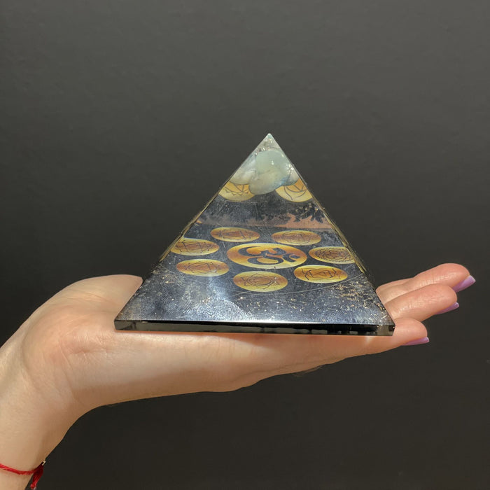 Orgonit-Pyramide – Mitternachts-Om-Chakra (Groß)