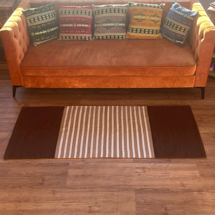 Gestreifter indischer Baumwollteppich – Dunkelbraun / Beige