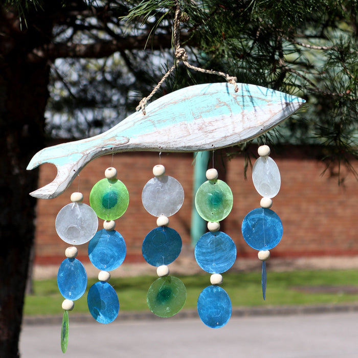 Capiz-Muschel- & Treibholz-Windspiel, Aquamarin-Fischschnitzerei – 5 Saiten, Blau und Grün