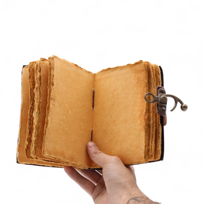 Leder Notizbuch – Das Buch der ungesagten Geschichten, Büttenrand (15x10cm)