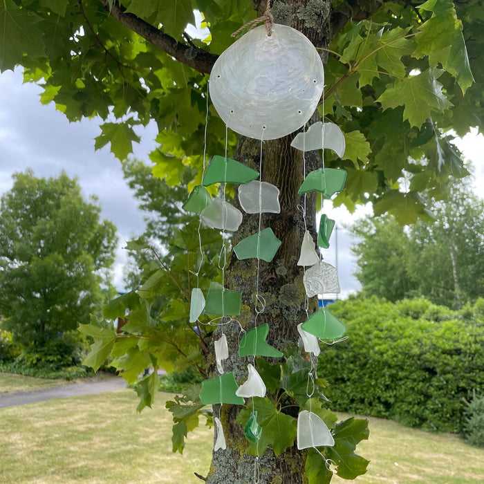 Capiz-Muschel- und Glas-Windspiel – Grün & Weiß