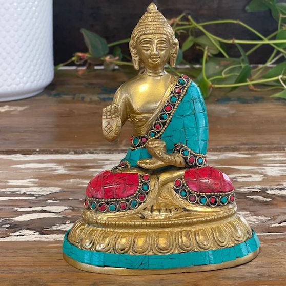 Figur eines Buddhas aus farbigem Stein und Messing – Segen