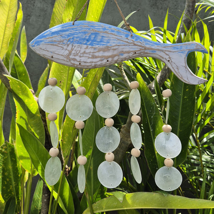 Capiz-Muschel- & Treibholz-Windspiel, blau gewaschene Fischschnitzerei - 5 Schnüre, Natur