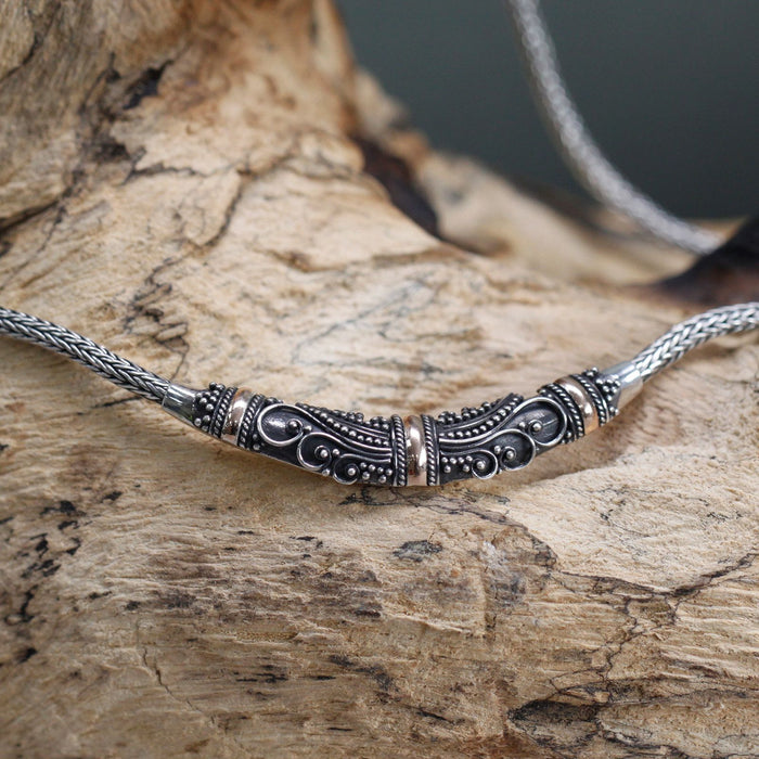 Halskette aus Sterlingsilber & 18 Karat Gold – Stammesmuster