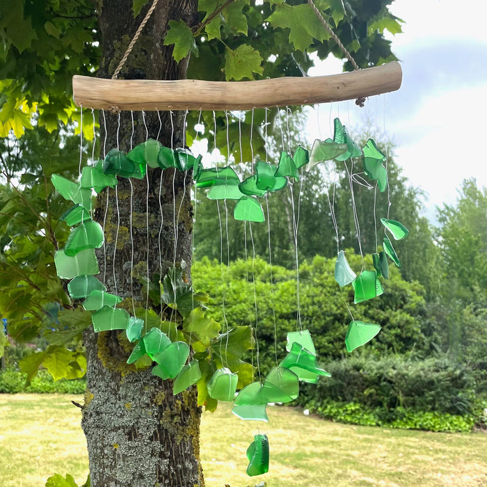 Windspiel aus recyceltem Glas & Treibholz – Herz, Grün