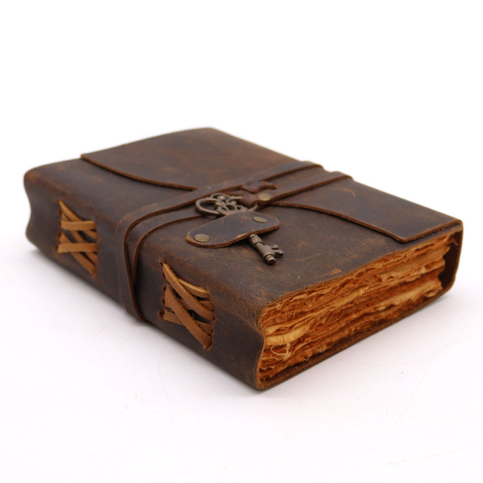 Geöltes Lederjournal mit Schlüssel - Büttenpapier (18x13 cm)