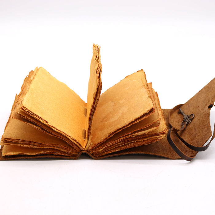 Geöltes Lederjournal mit Schlüssel - Büttenpapier (18x13 cm)
