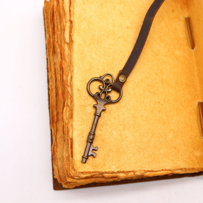 Geöltes Lederjournal mit Schlüssel - Büttenpapier (18x13 cm)