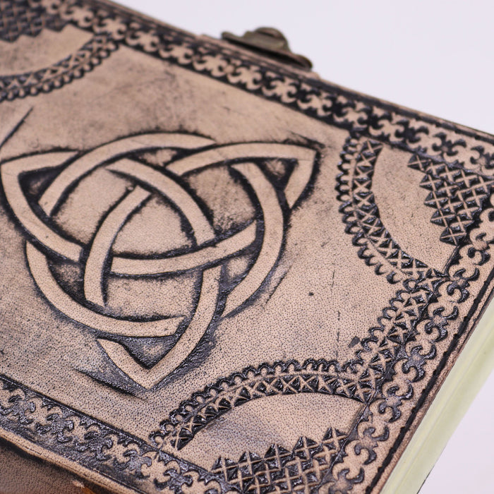 Ledernotizbuch – Kreis-Triquetra, Antikgrau (17,8 cm x 12,7 cm)