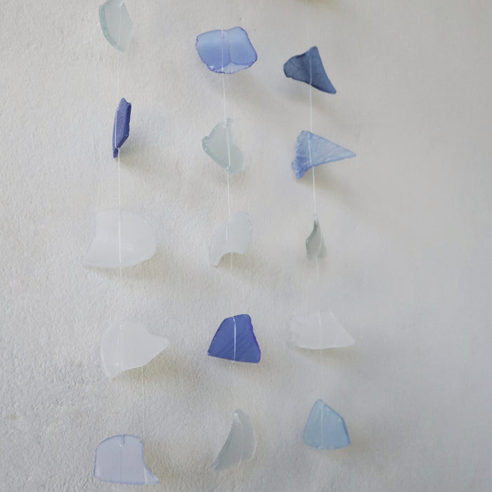 Windspiel aus Glas und Treibholz – 3 Schnüre, Blau & Weiß