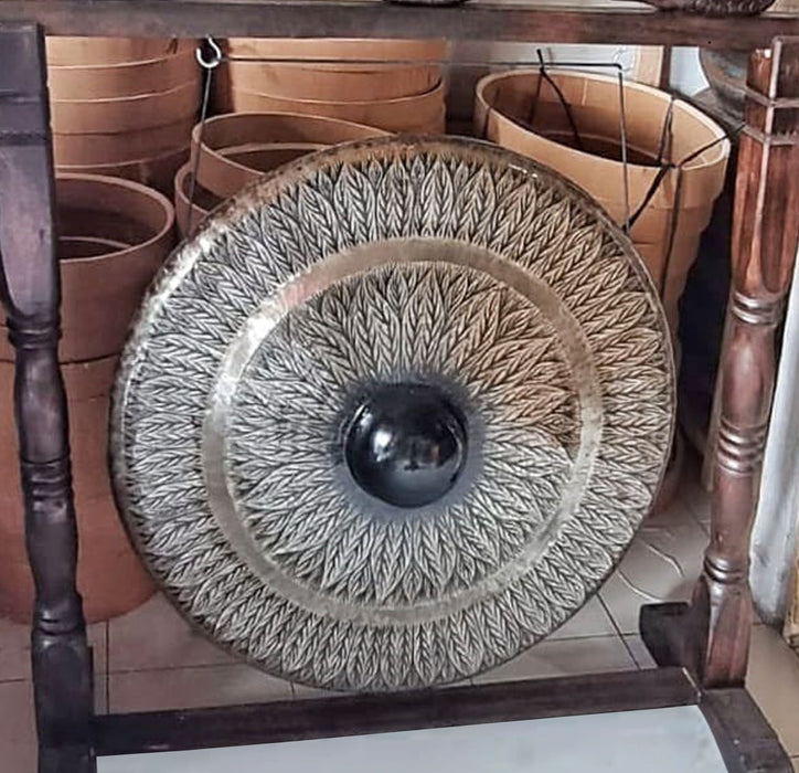 Großer Gong auf Ständer – Schwarz, gemustert 80cm