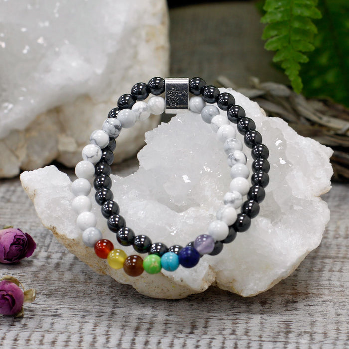 Magnetisches Edelsteinarmband – Weißer Howlith & Chakra-Steine
