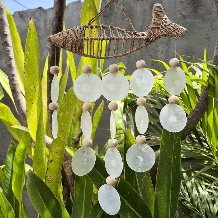 Capiz-Muschel-Windspiel mit Bastfisch – 5 Stränge, Natur