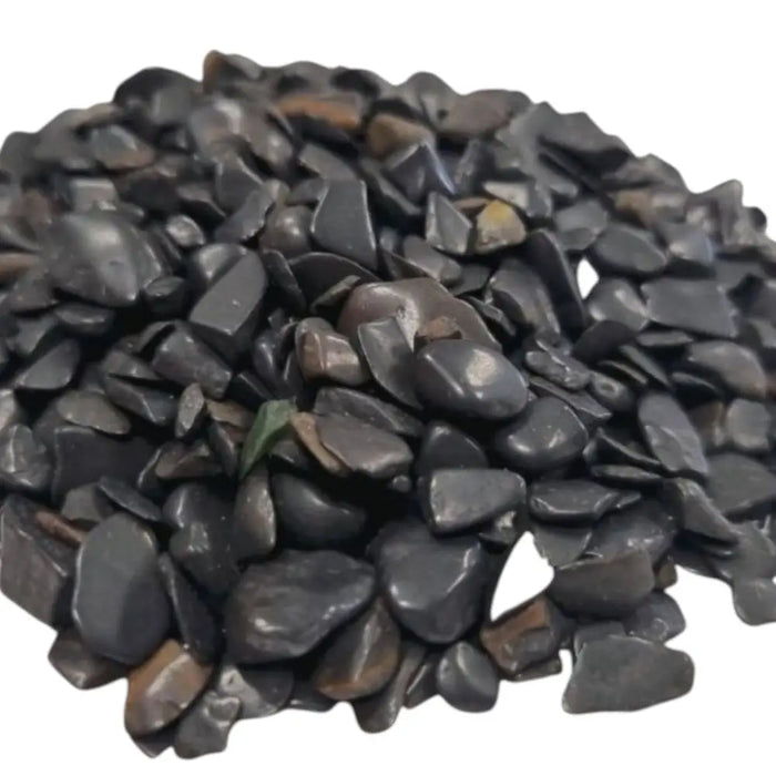 Black tourmaline gemstone chips with smooth black river rock pebbles and subtle brownish undertones in 1kg pack