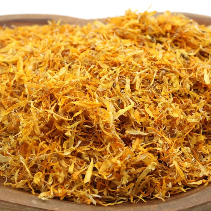 A wooden bowl filled with dried golden yellow marigold petals totaling 0.5kg