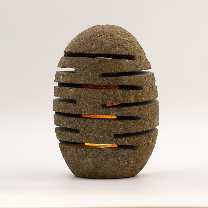 Teelichthalter aus Natur-Flussstein – stehender, geschliffener Stein (19x13x10cm)
