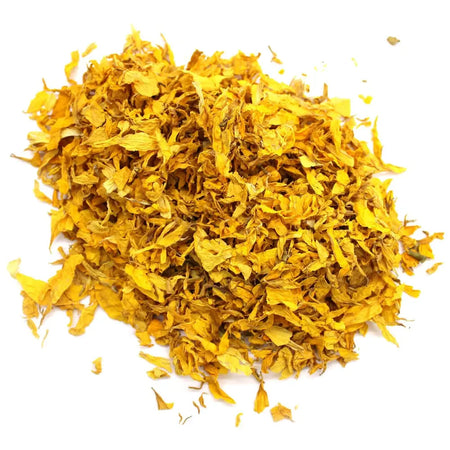 A pile of dried golden-yellow sunflower petals weighing 0.5kg shown on a plain background